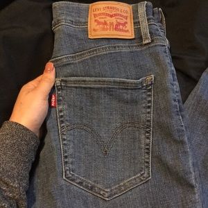 LEVIS HIGH RISE JEANS
